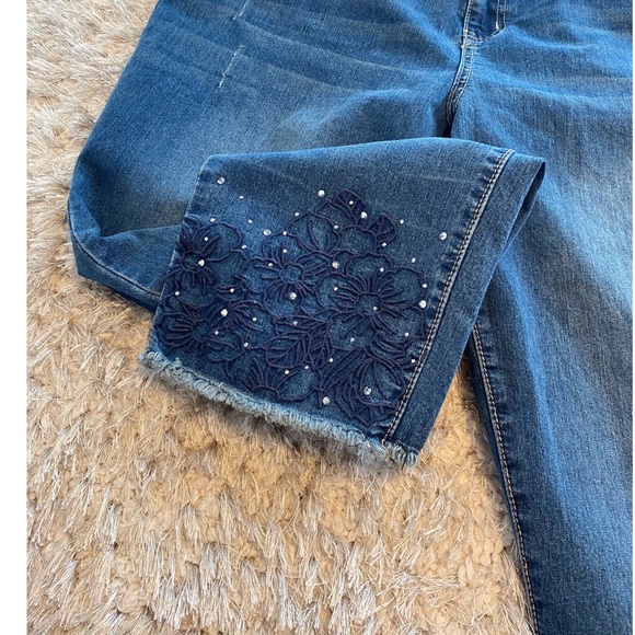 NWT Avenue Embroidery Hem Ankle Jeans - Picture 2 of 4